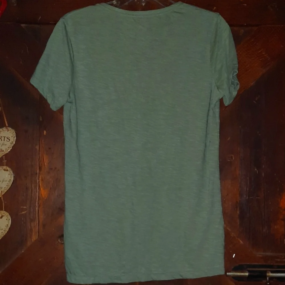 🍀3/15 🆕️ Woman's Light Green Tee-shirt - Picture 7 of 8